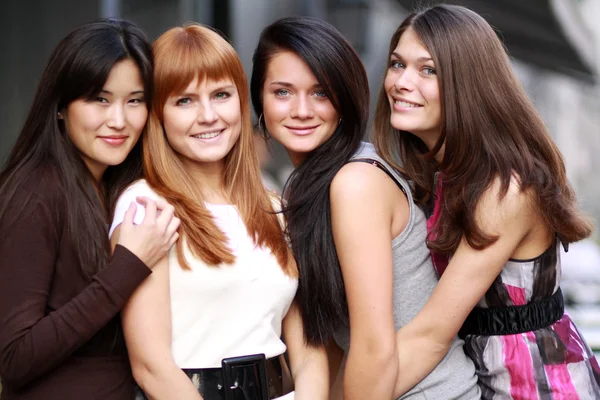 Retrato de close-up de quatro mulheres urbanas fora — Fotografia de Stock