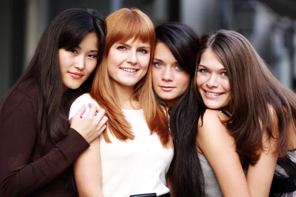 Close-up portret van vier stedelijke vrouwen buiten — Stockfoto