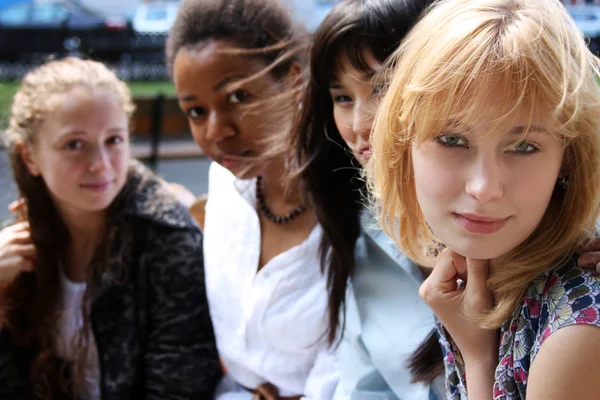 Retrato de close-up de quatro mulheres urbanas fora — Fotografia de Stock