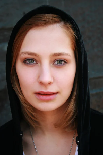 Egy boldog fiatal nő portréja — Stock Fotó