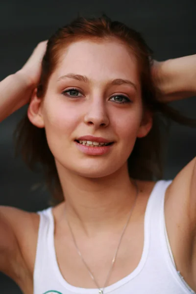 Egy boldog fiatal nő portréja — Stock Fotó