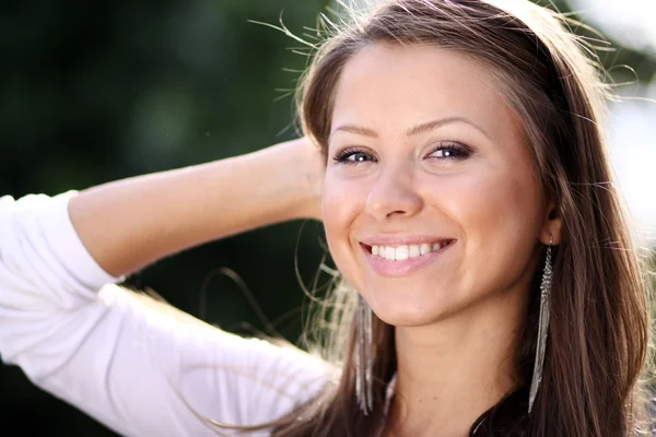 Porträtt av en lycklig ung kvinna — Stockfoto