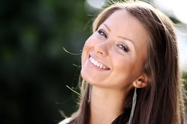 Portret van een gelukkige jonge vrouw — Stockfoto