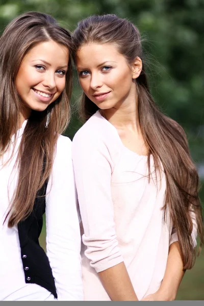 Девочки-близнецы — стоковое фото