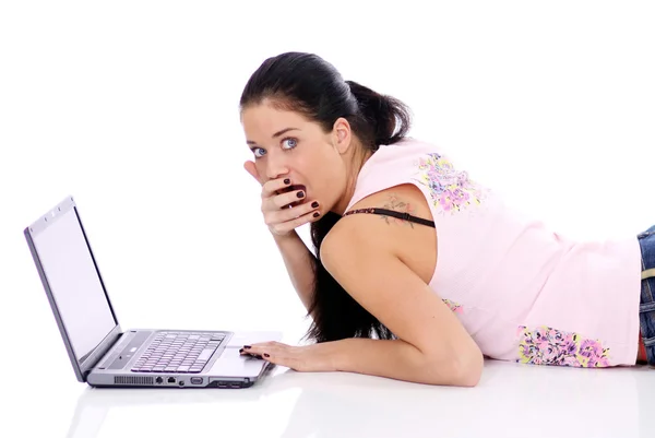 노트북에서 작업 하는 여자 — 스톡 사진