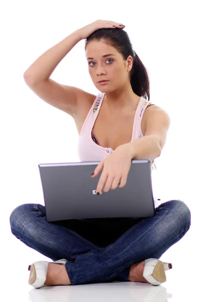 Bir dizüstü bilgisayarda çalışan kız — Stok fotoğraf