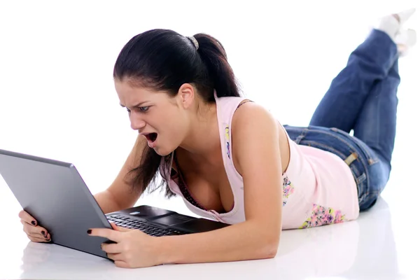 Menina trabalhando em um laptop — Fotografia de Stock
