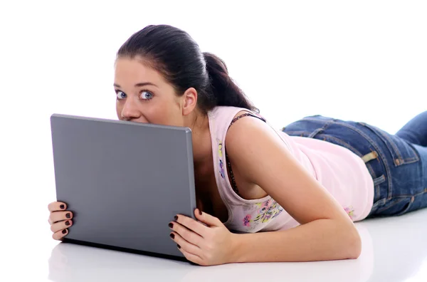 Дівчина працює на ноутбуці — стокове фото
