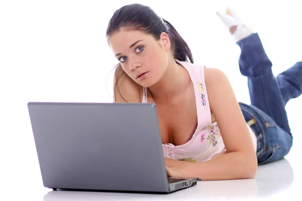 노트북에서 작업 하는 여자 — 스톡 사진