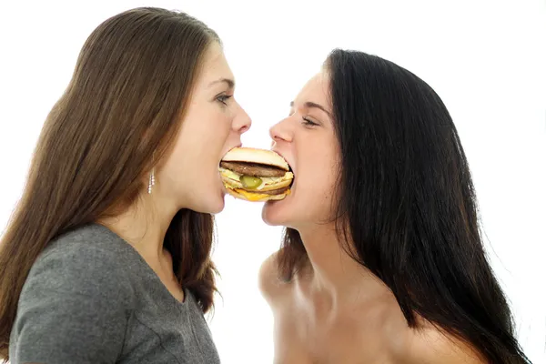 Dua gadis membagi satu sandwich — Stok Foto