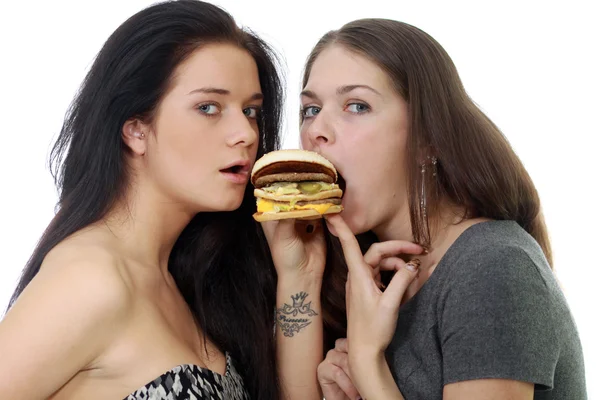 Duas meninas dividem um sanduíche — Fotografia de Stock