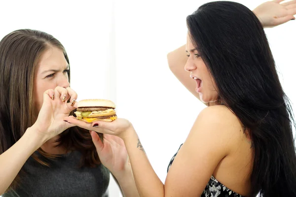 Twee meisjes verdelen een sandwich — Stockfoto