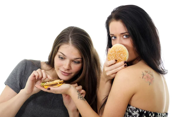 两个女孩划分一个三明治 — 图库照片