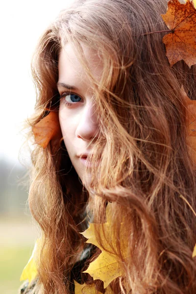 Piękna kobieta w jesiennym parku — Zdjęcie stockowe