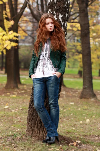 Belle femme dans le parc d'automne — Photo