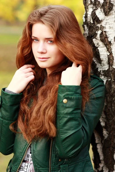Hermosa mujer en el parque de otoño —  Fotos de Stock