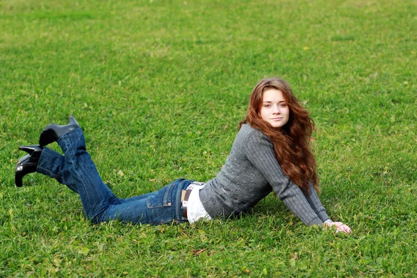 아름 다운 젊은 여 자가 잔디에 편안한 — 스톡 사진