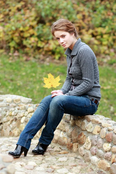 秋の公園の美しい女性 — ストック写真