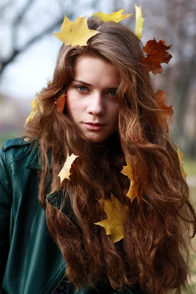 Hermosa mujeren el parque de otoño — Foto de Stock
