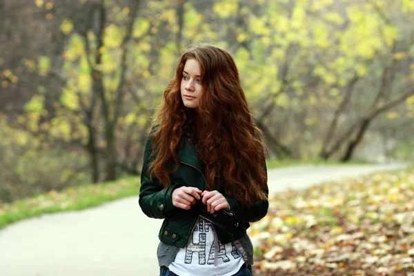 Nuori nainen syksyllä puistossa — kuvapankkivalokuva