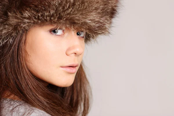 Kvinna i en furry hatt — Stockfoto