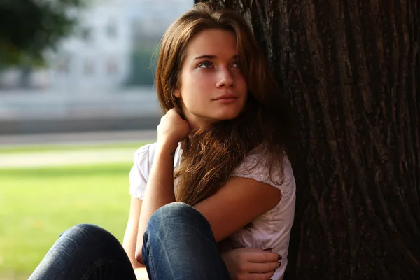 Mooie jonge vrouw — Stockfoto