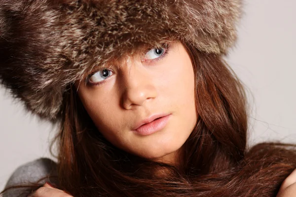 Kvinna i en furry hatt — Stockfoto