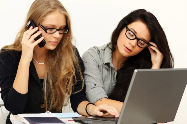Mulheres de negócios que trabalham com laptop — Fotografia de Stock