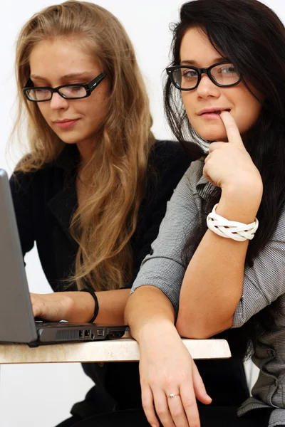 Geschäftsfrauen arbeiten mit Laptop — Stockfoto