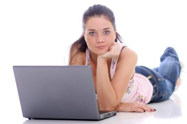 bir dizüstü bilgisayarda çalışan kız
