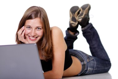 bir dizüstü bilgisayarda çalışan kız