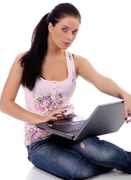 Chica trabajando en un ordenador portátil — Foto de Stock