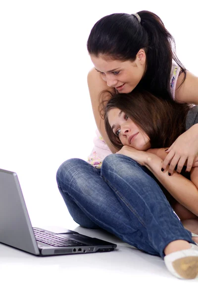 Meisjes die op een laptop werkt — Stockfoto