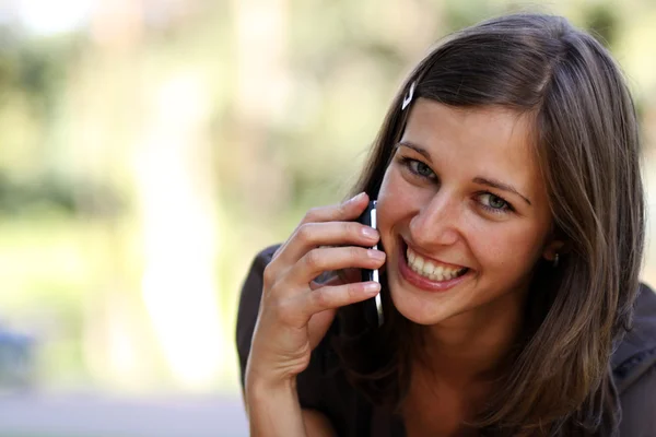 Mobil telefonda konuşurken lady — Stok fotoğraf
