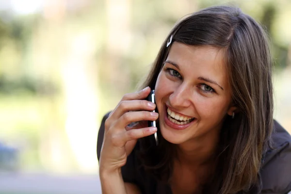 Junge Frau telefoniert mit Handy — Stockfoto