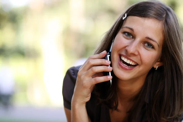 Dame praten op mobiele telefoon — Stockfoto