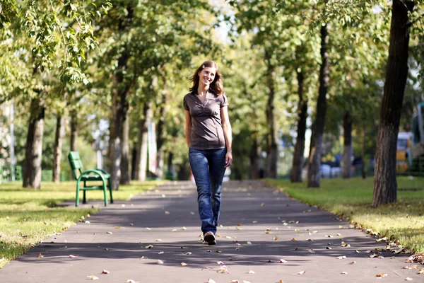 Walking woman in blue jeans — Stock Photo, Image