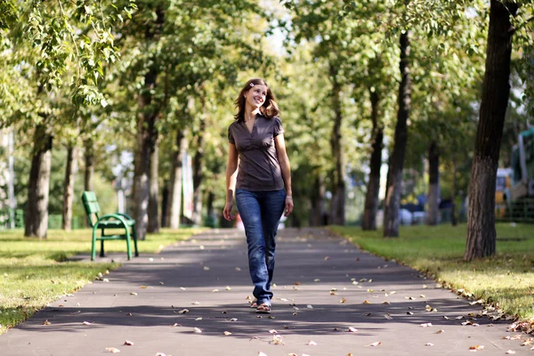 Mulher andando em jeans azul — Fotografia de Stock