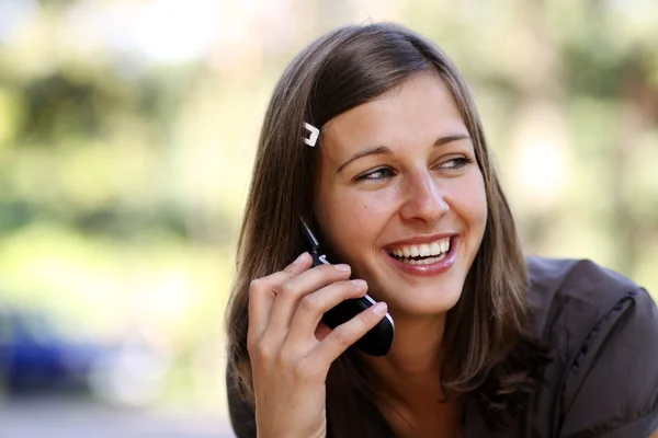 Señora hablando por teléfono móvil — Foto de Stock