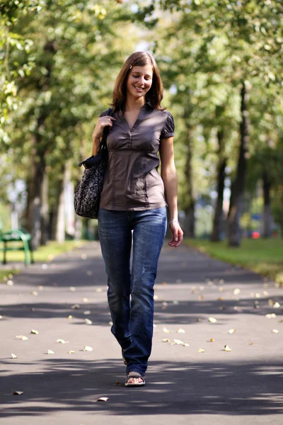 穿蓝色牛仔裤的女步行者 — 图库照片