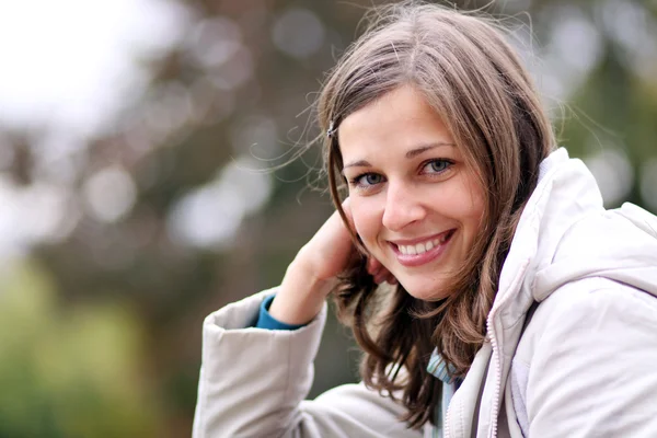 Glückliche junge Frau lächelt — Stockfoto