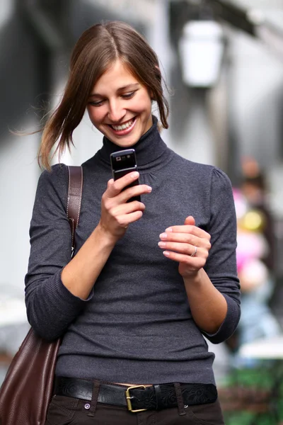 Mladá dáma mluví na mobilním telefonu — Stock fotografie