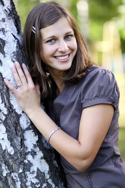 Mutlu kız beyaz huş ağacı — Stok fotoğraf