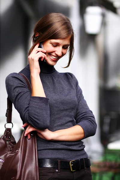 Молодая леди разговаривает по мобильному телефону — стоковое фото