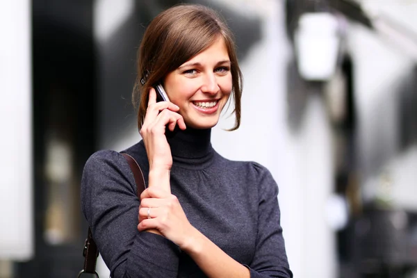 Jonge dame praten op mobiele telefoon — Stockfoto
