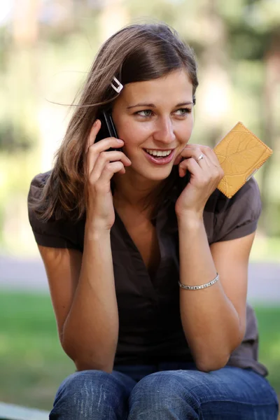 Jeune femme parlant sur téléphone mobile — Photo