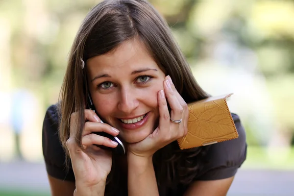 Mladá dáma mluví na mobilním telefonu — Stock fotografie