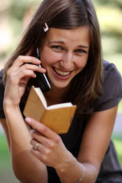 Молода леді говорить на мобільному телефоні — стокове фото