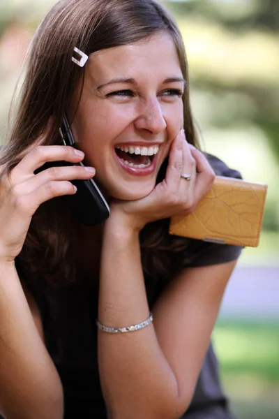 携帯電話で話している若い女性 — ストック写真