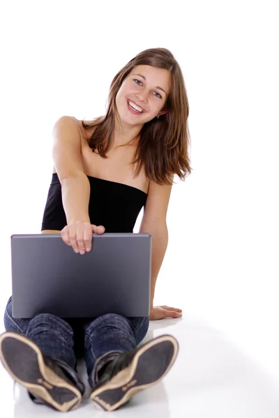 노트북으로 일하는 여자 — 스톡 사진